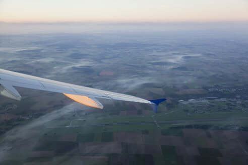 Deutschland, Bayern, München, Flughafen Franz Josef Strauß, Blick auf Tragfläche bei Sonnenaufgang - FOF002792