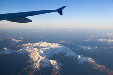 Deutschland, Österreich, Blick auf die Tragfläche über den Alpen - FOF002793