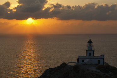 Europa, Griechenland, Kykladen, Thira, Santorin, Klippen und Leuchtturm in Akrotiri bei Sonnenuntergang - FOF002796