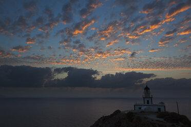 Europa, Griechenland, Kykladen, Thira, Santorin, Klippen und Leuchtturm in Akrotiri in der Abenddämmerung - FOF002798