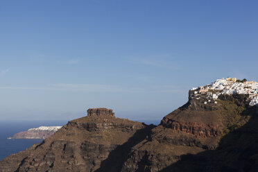 Europa, Griechenland, Kykladen, Thira, Santorin, Blick auf Klippe und Felsen von Skaros - FOF002800