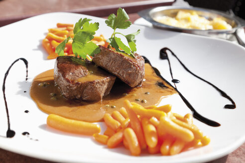 Beef fillet with pepper cream sauce and carrots, potatoes - CSF013739