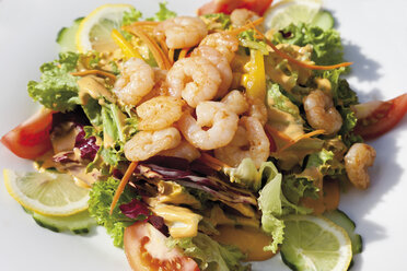 Fried shrimps with mixed salad in plate, close up - CSF013706