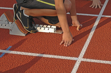 Germany, Baden-Württemberg, Mössingen, Runners ready at starting line - ASF004260