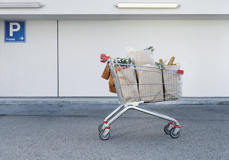 Deutschland, Einkaufswagen mit Lebensmitteln - WBF000446