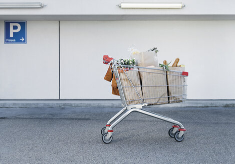 Germany, Shopping cart with groceries - WBF000446