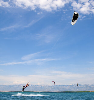 Kroatien, Zadar, Kitesurfer springen - HSIF000056