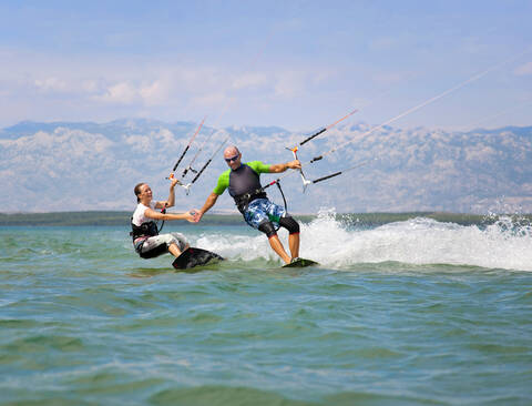 Kroatien, Zadar, Kitesurfer haben Spaß, lizenzfreies Stockfoto