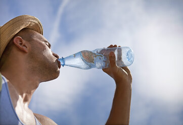 Kroatien, Zadar, Junger Mann trinkt Wasser aus Wasserflasche - HSIF000039