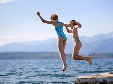 Kroatien, Zadar, Mädchen springen ins Wasser - HSIF000029
