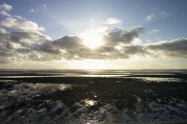 Deutschland, Schleswig-Holstein, Föhr, Blick auf die Nordsee mit Wattenmeer bei Sonnenuntergang - MUF000882