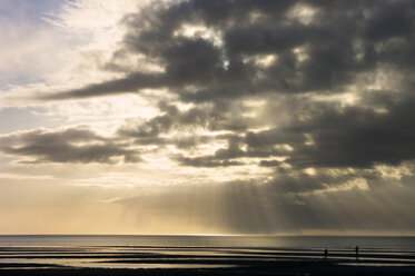 Deutschland, Schleswig-Holstein, Föhr, Blick auf die Nordsee mit Wattenmeer in der Abenddämmerung - MUF000884