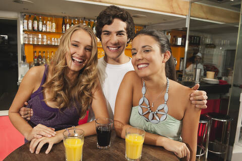 Deutschland, München, Freunde zusammen im Cafe, lächelnd, lizenzfreies Stockfoto