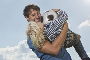 Germany, Cologne, Father and son (2-3 Years) playing with ball, smiling - WESTF015646