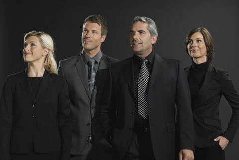 Männer und Frauen vor schwarzem Hintergrund, lizenzfreies Stockfoto
