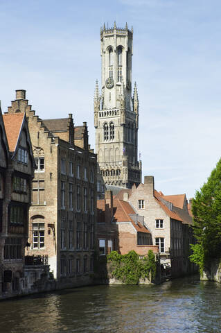 Belgien, Brügge, Westflandern, Rozenhoedkaai, Ansicht eines Kanals mit Gebäuden, lizenzfreies Stockfoto