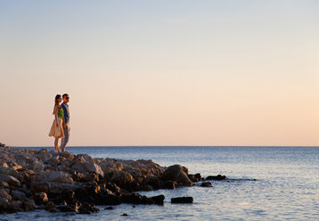 Kroatien, Zadar, Junges Paar mit Blick aufs Meer - HSIF000076