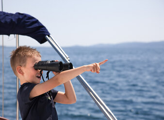 Kroatien, Zadar, Junge schaut vom Segelboot aus durch einen Feldstecher - HSIF000089