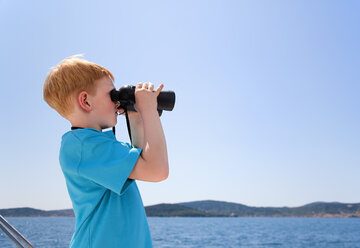 Croatia, Zadar, Boy looking through an binocular - HSIF000090