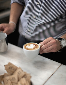 Kroatien, Zagreb, Barkeeper macht Kaffee im Café - HSIF000117