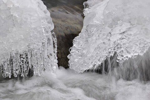 Europa, Schweiz, Kanton Zürich, Blick auf den zugefrorenen Fluss Shil, lizenzfreies Stockfoto