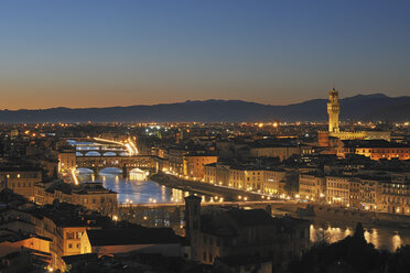 Toskana, Florenz, Palazzo Vecchio, Blick auf die Brücken am Arno - RUEF000553