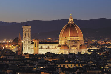 Italien, Toskana, Florenz, Palazzo Vecchio, Blick auf Santa Maria del Fiore die Kuppel von Florenz in der Abenddämmerung - RUEF000554