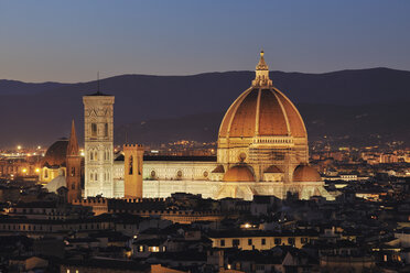 Italy, Tuscany, Florence, Palazzo Vecchio, View of Santa Maria del Fiore the dome of Florence at dusk - RUEF000554