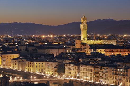 Italien, Toskana, Florenz, Palazzo Vecchio, Blick auf Rathaus und Stadt in der Abenddämmerung - RUEF000555