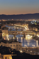 Italien, Toskana, Florenz, Blick auf die Brücke über den Arno in der Abenddämmerung - RUEF000556