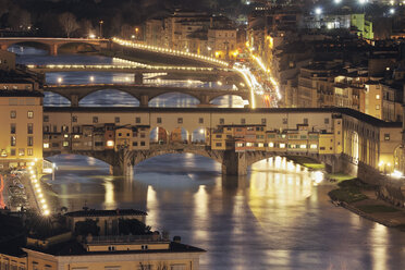 Italien, Toskana, Florenz, Blick auf die Brücke über den Arno bei Nacht - RUEF000557