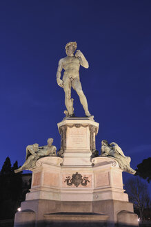 Italien, Toskana, Florenz, Piazzale Michelangelo, Blick auf Repliken von Michelangelos David bei Nacht - RUEF000558