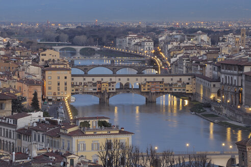 Italien, Toskana, Florenz, Blick auf die Brücke über den Arno in der Morgendämmerung - RUEF000559