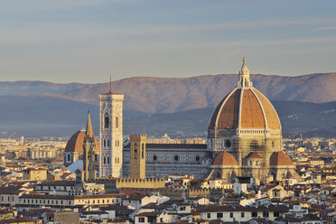 Italien, Toskana, Florenz, Palazzo Vecchio, Blick auf Santa Maria del Fiore die Kuppel von Florenz am Morgen - RUEF000560