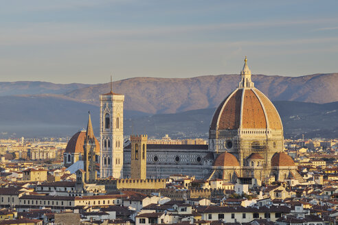 Italien, Toskana, Florenz, Palazzo Vecchio, Blick auf Santa Maria del Fiore die Kuppel von Florenz am Morgen - RUEF000560