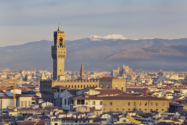 Italien, Toskana, Florenz, Palazzo Vecchio, Blick auf Rathaus und Stadt am Morgen - RUEF000561