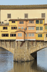 Italien, Toskana, Florenz, Blick auf die Brücke über den Arno - RUEF000562