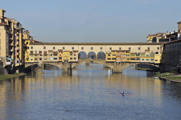 Italien, Toskana, Florenz, Blick auf die Brücke Ponte Veccio über den Fluss Arno - RUEF000563