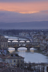 Italien, Toskana, Florenz, Blick auf die Brücke über den Arno in der Abenddämmerung - RUEF000565