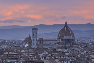 Italy, Tuscany, Florence, Palazzo Vecchio, View of Santa Maria del Fiore the dome of Florence at dusk - RUEF000566