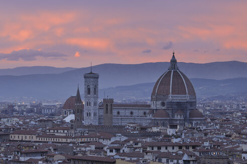 Italien, Toskana, Florenz, Palazzo Vecchio, Blick auf Santa Maria del Fiore die Kuppel von Florenz in der Abenddämmerung - RUEF000566