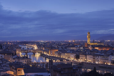 Toskana, Florenz, Palazzo Vecchio, Blick auf die Brücken am Arno - RUEF000568