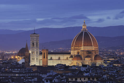 Italien, Toskana, Florenz, Palazzo Vecchio, Blick auf Santa Maria del Fiore die Kuppel von Florenz in der Abenddämmerung, lizenzfreies Stockfoto