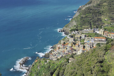 Italy, Cinque Terre, La Spezia Province, Riomaggiore, Liguria, View of traditional fishing village - RUEF000572