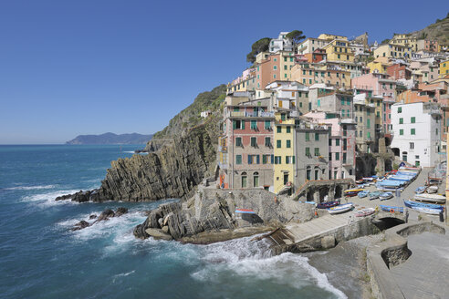 Italien, Cinque Terre, Provinz La Spezia, Riomaggiore, Ligurien, Blick auf den Hafen mit traditionellem Fischerdorf - RUEF000574