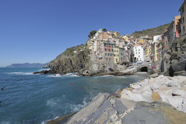 Italien, Cinque Terre, Provinz La Spezia, Riomaggiore, Ligurien, Blick auf den Hafen mit traditionellem Fischerdorf - RUEF000575