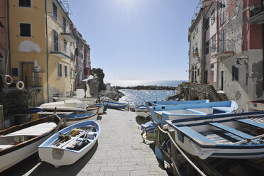 Italien, Cinque Terre, Provinz La Spezia, Riomaggiore, Ligurien, Blick auf Fischerboote in dem traditionellen Fischerdorf - RUEF000576