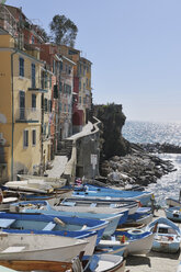 Italien, Cinque Terre, Provinz La Spezia, Riomaggiore, Ligurien, Blick auf Fischerboote in dem traditionellen Fischerdorf - RUEF000577