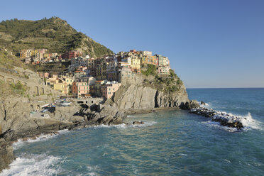 Italien, Cinque Terre, Provinz La Spezia, Manarola, Ligurien, Blick auf ein traditionelles Fischerdorf - RUEF000580