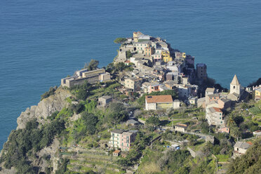 Italien, Cinque Terre, Provinz La Spezia, Corniglia, Ligurien, Blick auf das Dorf - RUEF000583